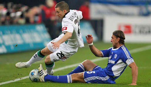 Schalke 04 - Borussia Mönchengladbach 3:1: Marcelo Bordon (r.) rutscht von hinten in Alexander Baumjohann rein