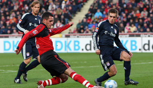 Leverkusen - Bayern 0:2: Renato Augusto (m.) hier im Duell mit Bayerns Nationalspieler Philipp Lahm (r.)