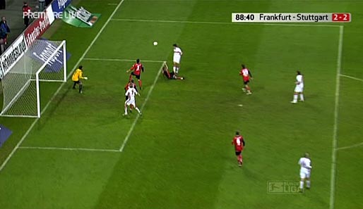 Der Frankfurter ist dem Nationalspieler körperlich unterlegen, Gomez setzt sich durch...