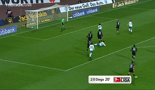 Richtung Winkel: Der Hertha-Keeper ist geschlagen, rechts oben fliegt der Ball in die Kiste