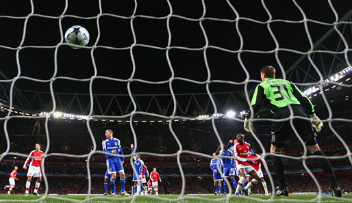 FC Arsenal - Dynamo Kiew 1:0: Gallas' Treffer wird wegen Abseitsposition des Franzosen nicht gegeben