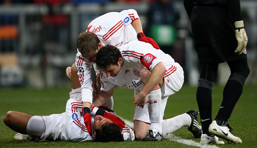 FC Bayern München - Steaua Bukarest 3:0: Luca Toni fiel bei seinem Treffer zum 2:0 unglücklich auf die Schulter, konnte aber weiterspielen