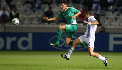 Anorthosis Famagusta - Werder Bremen 2:2: Famagustas Skopelitis kommt gegen Özil einen Schritt zu spät