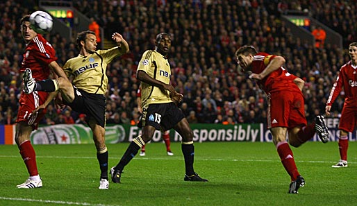 FC Liverpool - Olympique Marseille 1:0: Steven Gerrard (re.) köpft in der 23. Minute das Siegtor für den FC Liverpool