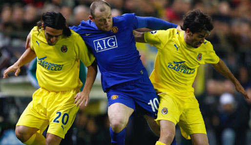 FC Villarreal - Manchester United 0:0: Wayne Rooney von Manchester United wird von Fabricio Fuentes und Robert Pires von Villarreal geschultert