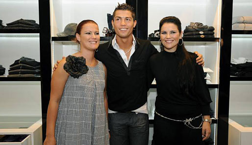 Den Frauen nämlich in Ronaldos Familie: Hier sind seine Schwestern Elma Aveiro (l.) und Liliana Katia