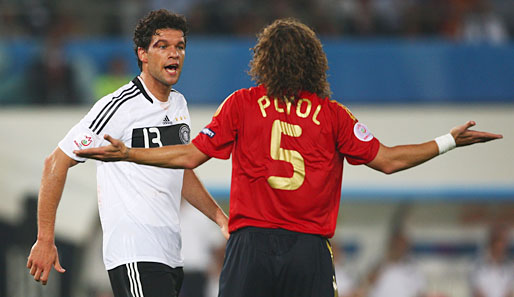29.06.2008: Erst legte sich Michael Ballack mit Carles Puyol an...