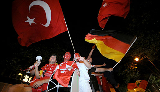 25.06.2008: Vor und nach dem Spiel feierten deutsche und türkische Fans friedlich zusammen