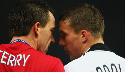 John Terry und Lukas Podolski haben sich viel zu sagen