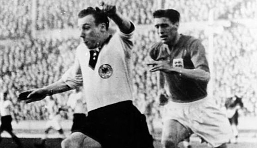 ... die Three Lions. Auch 1954 musste sich Uwe Seeler (links) dem Fußball-Mutterland mit 3:1 geschlagen geben. Zwölf Jahre später kam es...