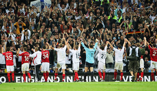 ...die deutschen Spieler nach dem Schlusspfiff ausgelassen mit ihren Fans feierten. Denn ein Sieg gegen England ist eben immer etwas Besonderes!