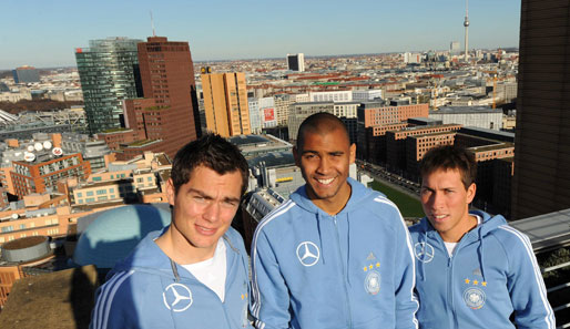 Nach dem Training posierten die drei Neu-Nationalspieler über den Dächern Berlins für die Presse...