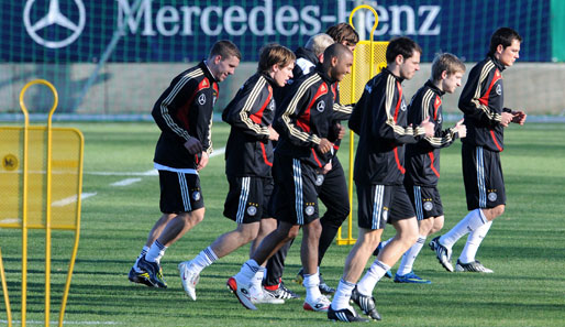 Die deutsche Nationalmannschaft bereitet sich in Berlin auf das Freundschaftsspiel gegen England vor. Beim Training...
