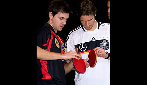 Zuerst zeigt Timo Boll den DFB-Akteuren das Spielgerät