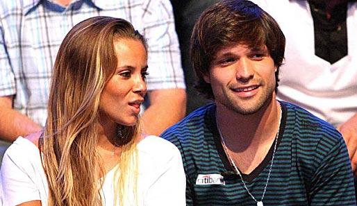 Diego mit seiner hübschen Freundin Bruna Leticia bei einem Auftritt im "Aktuellen Sportstudio" im August 2007