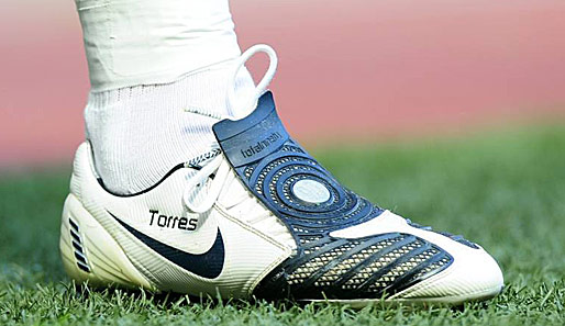 Statt des Nachwuchses oder sonstiger Verwandter kann man sich natürlich auch anderweitig behelfen: Fernando Torres mit seinen aktuellen Schuhen