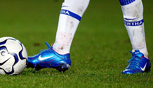 Statt blauen Stutzen und weißen Schuhen, geht es aber auch anders herum: Marcelinho mit seinen Zauberschuhen in der Saison 2003/04
