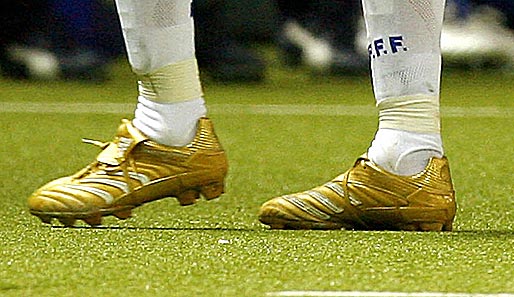 Dem Anlass angemessen, kleidete sich ein ganz großer des Weltfußballs. Zinedine Zidane mit goldenen Schuhen im WM-Finale 2006