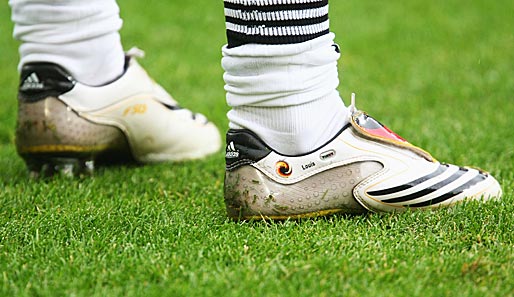 Lukas Podolski nahm diesen Trend bei der EM 2008 auf. Auf seinem rechten Schuh prangte der Name seines Sohnes Louis