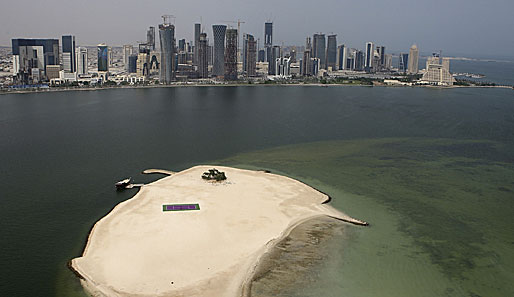... auf einer Insel vor der Skyline der Hauptstadt von Katar
