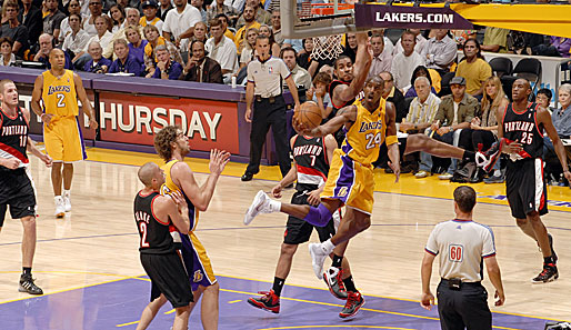 Zu den großen Herausforderern gehört der Vize-Champ: Die Los Angeles Lakers mit Superstar Kobe Bryant, der wieder durch die Lüfte fliegt