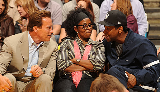 Auch im Staples Center gesichtet: Arnold Schwarzenegger und Denzel Washington beim Small Talk