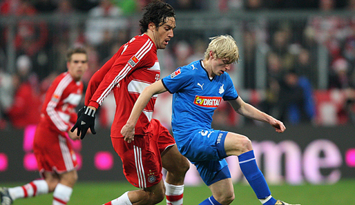 Andreas Beck (Hoffenheim) im Zweikampf mit Bayerns Luca Toni