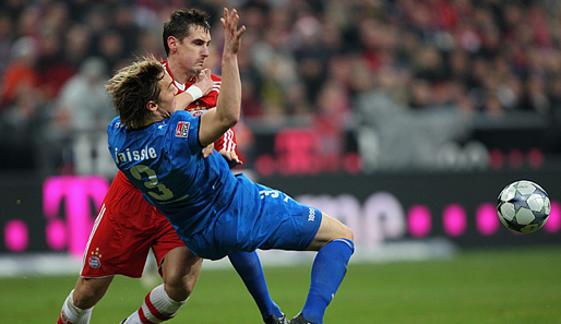 Matthias Jaissle (Hoffenreim, r.) und Miroslav Klose schauen (FC Bayern) dem Ball hinterher