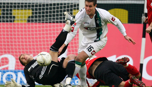 Gladbach - Leverkusen: Rob Friend sorgt im Leverkusener Strafraum für Unruhe