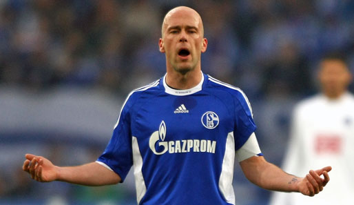 Schalkes Kapitän Fabian Ernst scheint hier zur Unterstützung höhere Mächte anzuflehen