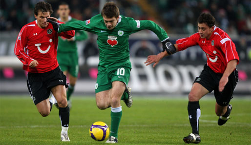 VfL Wolfsburg - Hannover 96 2:1. Misimovic (Mitte) setzt sich gegen Yankov (rechts) und Huszti (links) durch