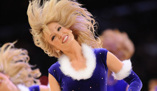 Und auch mal was fürs Auge: Eine der Lakers-Cheerleader. Mischung aus Heather Locklear und Barbie