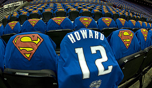 Die Magic schenkten jedem Zuschauer ein Superman-Shirt. Grund: Dwight Howard hört auf den Spitznamen Superman