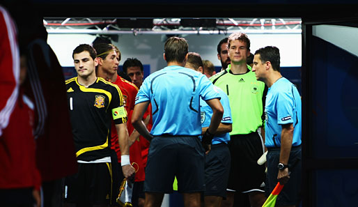 Die Anspannung war den Keepern Lehmann (r.) und Casillas (l.) geradezu ins Gesicht geschrieben