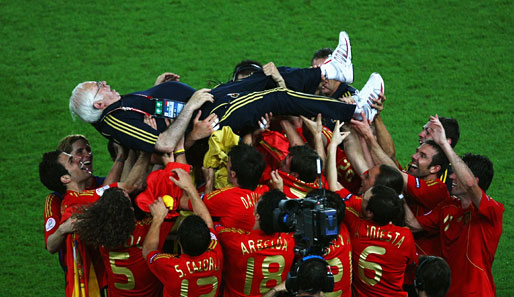 ...feierten die Spanier ihren Coach Luis Aragones. Spanien, Europameister 2008