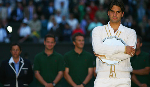 Sichtlich nachdenklich stand dagegen Roger Federer abseits des gefeierten Spaniers. Für ihn lief die gesamte Saison alles andere als rund