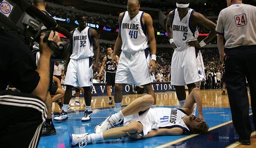 Die NBA-Season barg für Nowitzki eine Schrecksekunde: Im Spiel gegen die Spurs zog sich der Dallas-Star eine Knieverletzung zu, fiel sechs Wochen aus