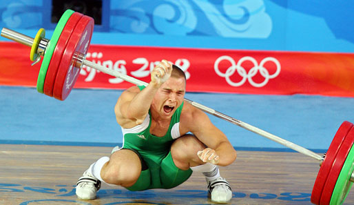 Seinem ungarischen Gewichtheber-Kollegen Janos Baranyai erging es sportlich wesentlich schlechter. Er verlor mit dem rechten Arm den Halt und rutschte ab