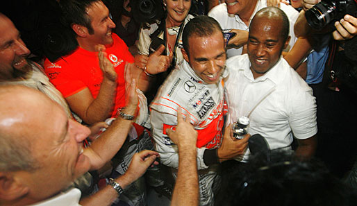 Hamilton sicherte sich den WM-Titel und wurde damit jüngster Formel-1-Weltmeister aller Zeiten