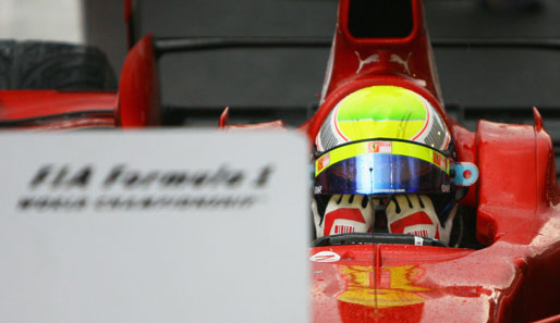 Tränen der Enttäuschung bei Felipe Massa. Als er als Erster über die Ziellinie fuhr, feierte ihn sein Team schon als Weltmeister