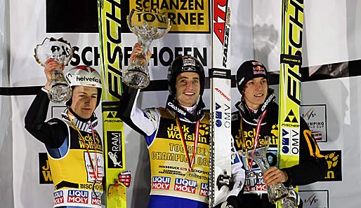 Hinter Loitzl (m.) landeten Simon Ammann (l.) und Gregor Schlierenzauer auf den Plätzen zwei und drei