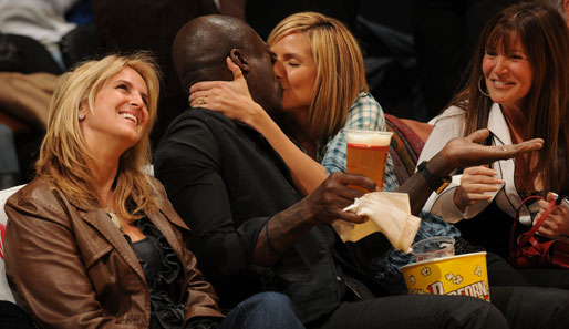 Kuss plus Bier - das rat ich dir! Heidi Klum fackelt nicht lange und beglückt ihren Gatten mit einem liebevollen Schmatzer