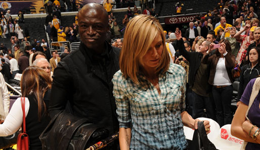 Sichtlich zufrieden verlässt Seal mit Heidi das Staples Center. Ach ja, das Spiel ging mit 121:119 an die Lakers