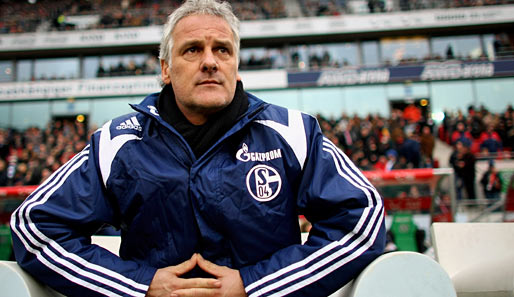Hannover 96 - Schalke 04 1:0: Schalke-Trainer Fred Rutten sitzt zurzeit nicht wirklich fest auf seinem Trainerstuhl