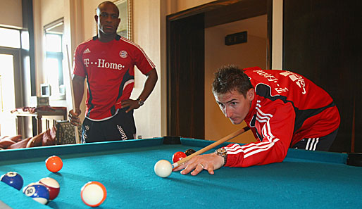 Tag 4 in Dubai: Miroslav Klose (r.) und Ze Roberto entspannen sich beim Billardspielen von den Trainingsstrapazen