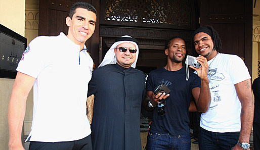 Lucio, Ze Roberto und Breno (v.l.) posieren mit Hamad Mohammed Bin Mejren, seines Zeichens Executive Director of Business Tourism Dubai