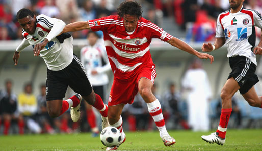 Luca Toni im Zweikampf mit Marcio Rozerio (l.). Das Spiel gewannen die Bayern übrigens verdient mit 3:2.