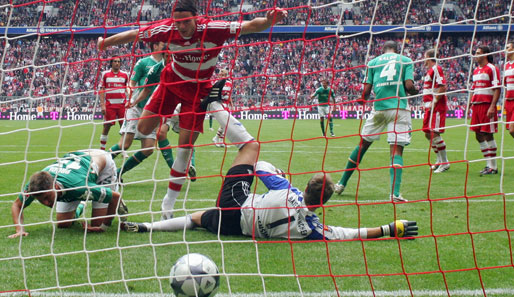 Der erste heftige Tiefschlag erfolgt am 5. Spieltag: Bremen zerlegt die Klinsmann'schen Bayern in der Allianz Arena. Endstand: 2:5