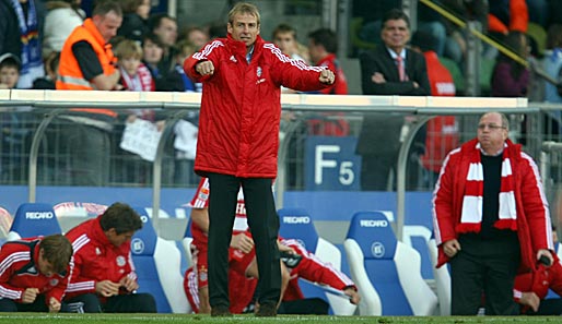 Karlsruhe bringt die Wende. Am 18. Oktober zittern sich die Bayern zum 1:0-Sieg. Besonders erleichtert: Uli Hoeneß im Hintergrund