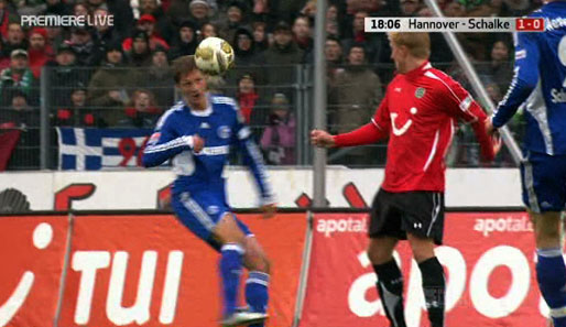 ...fliegt der Ball Richtung Schalkes Innenverteidiger Benedikt Höwedes. Der 20-Jährige...